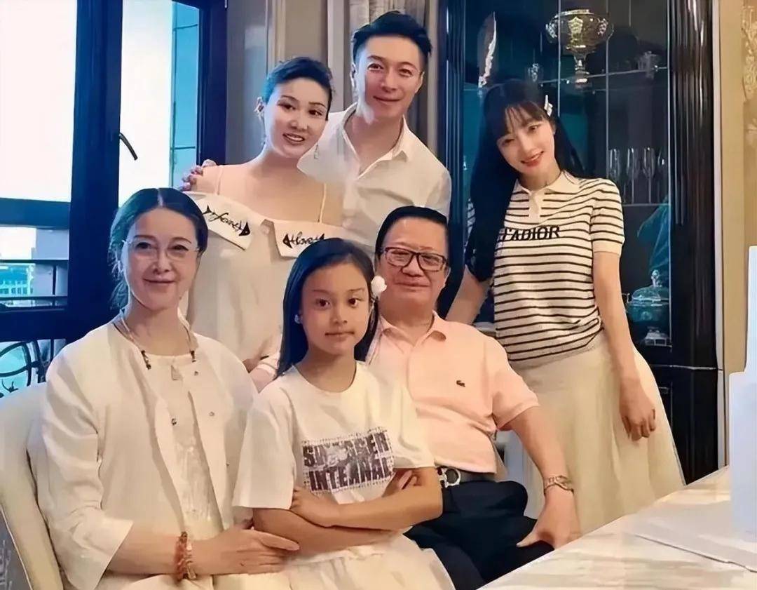 ��С�һ�����ں�Ҋͬ�����������Ů�ȵ�ϱ߀�ۣ���68�q�������|���������L�^